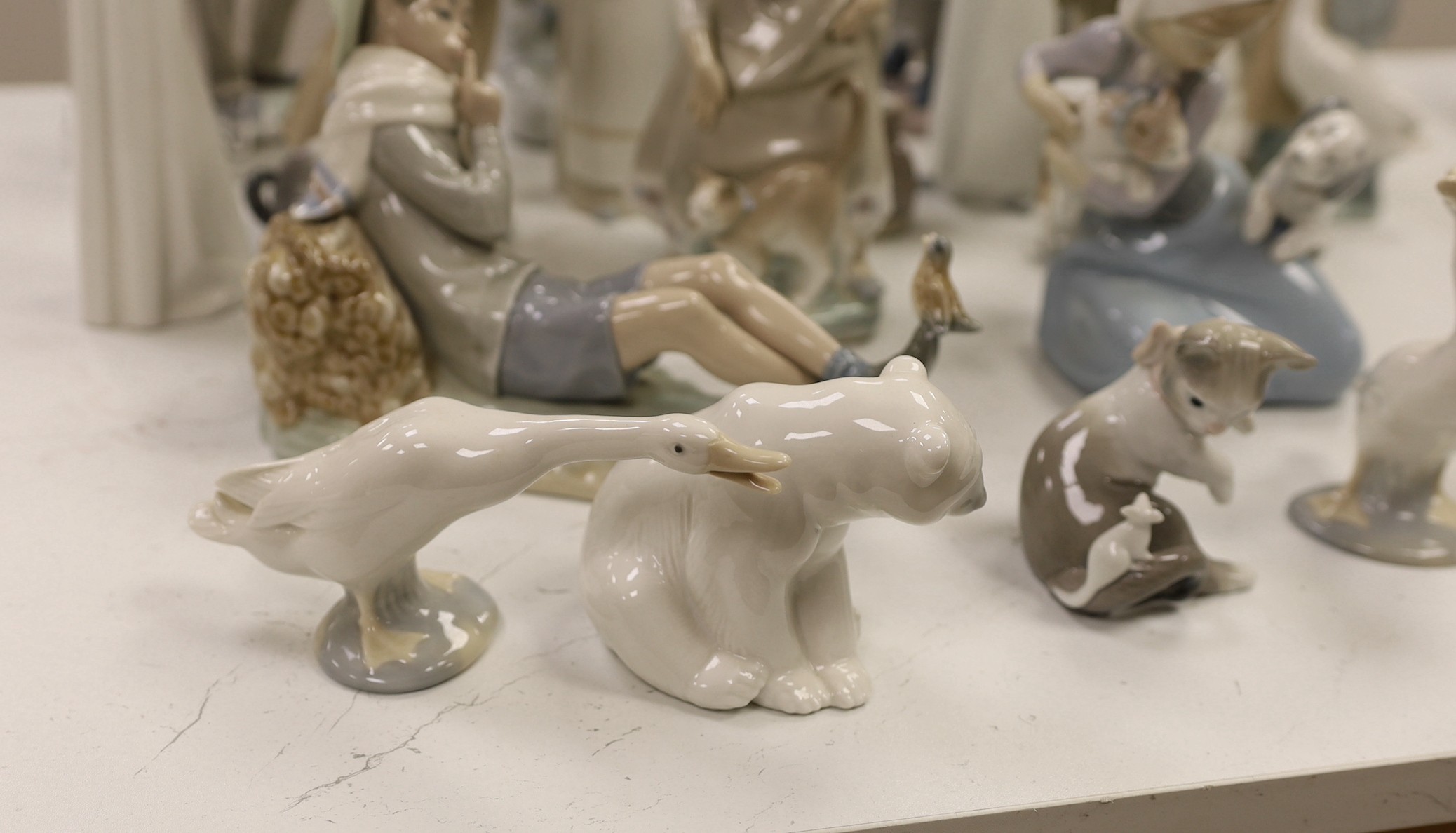 A collection of Lladro figurines (19)